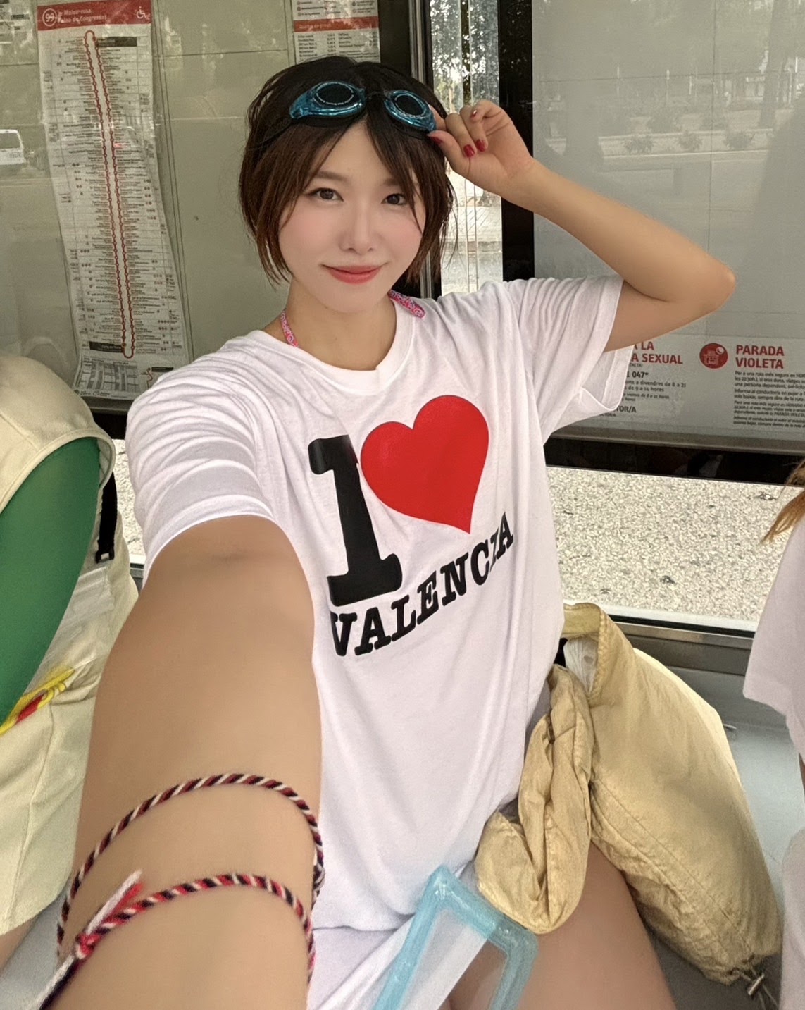 I LOVE VALENCIAの白いTシャツとゴーグル姿で自撮りする女性